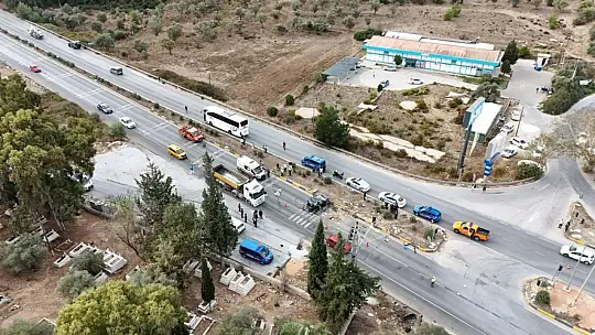 Otomobil Otobüsün Altında Kaldı