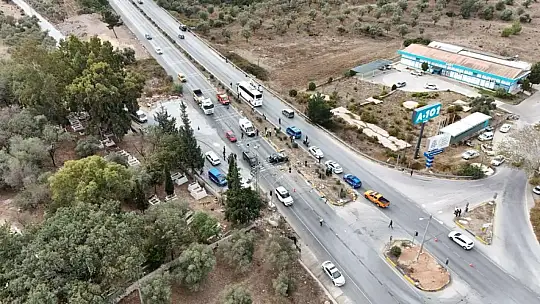 Otomobil Otobüsün Altında Kaldı