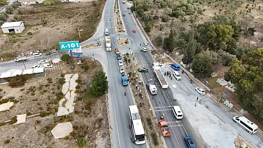 Otomobil Otobüsün Altında Kaldı