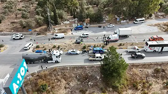 Otomobil Otobüsün Altında Kaldı