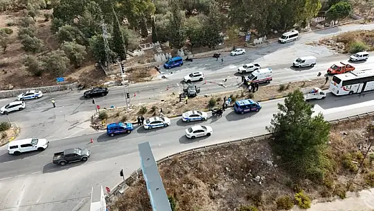 Otomobil Otobüsün Altında Kaldı