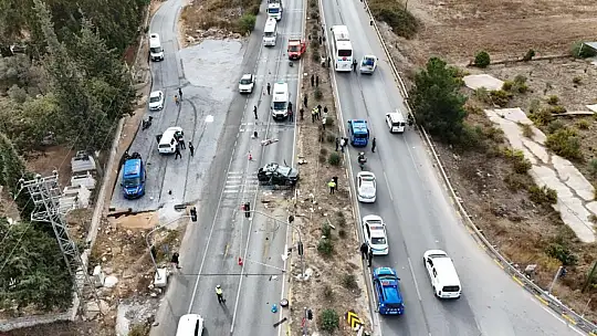 Otomobil Otobüsün Altında Kaldı