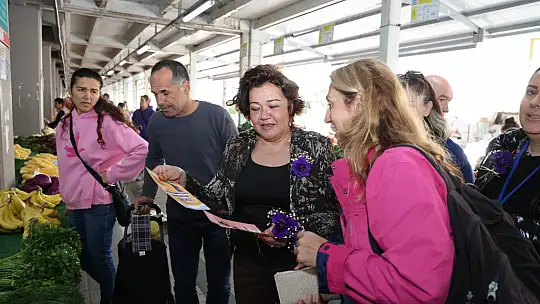 Kadınlara Hem Broşür Hem Çiçek