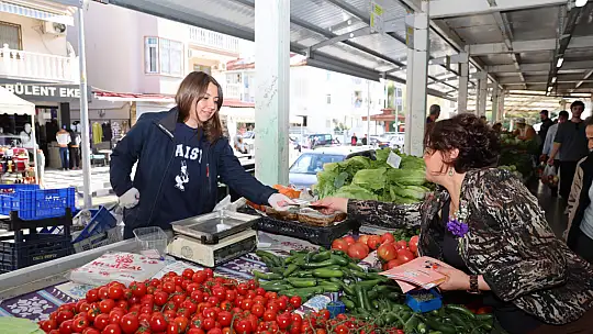 Kadınlara Hem Broşür Hem Çiçek
