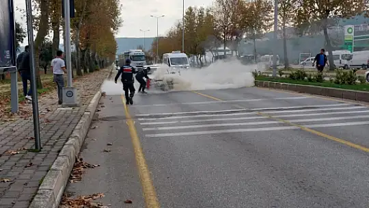 Muğla'da yanan araca jandarma müdahalesi