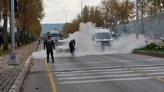 Muğla'da yanan araca jandarma müdahalesi