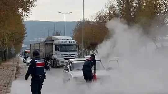 Muğla'da yanan araca jandarma müdahalesi