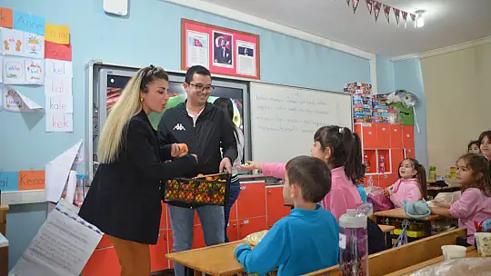 Sokaktan Topladılar, Öğrencilere Dağıttılar