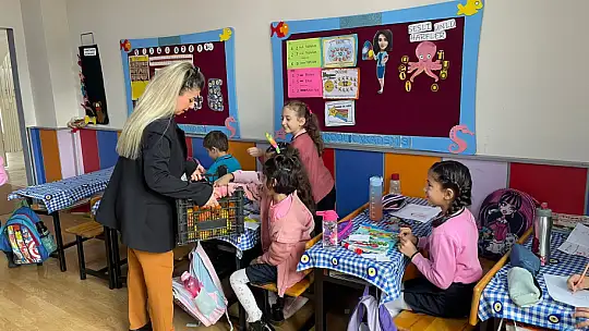 Sokaktan Topladılar, Öğrencilere Dağıttılar