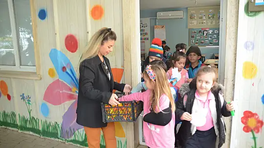 Sokaktan Topladılar, Öğrencilere Dağıttılar