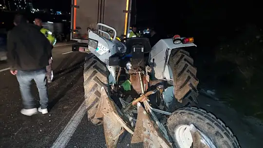 Kamyonun Traktöre Arkadan Çarpması Sonucu 1 Kişi Yaralandı