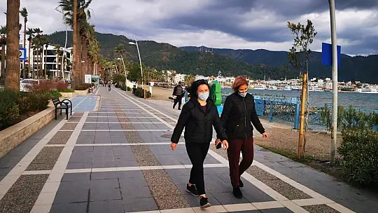 Marmarisliler 56 saatlik kısıtlama öncesi açık havada yürüyüş yaptı