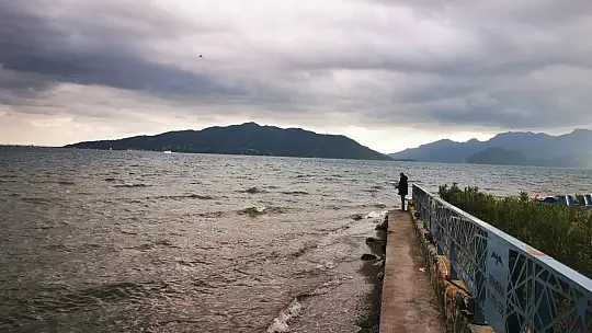 Marmarisliler 56 saatlik kısıtlama öncesi açık havada yürüyüş yaptı