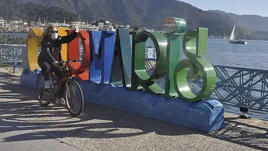 Ünlü sanatçı Atasoy, 'Bu yıl evimizde olalım, sağlıklı kalalım'