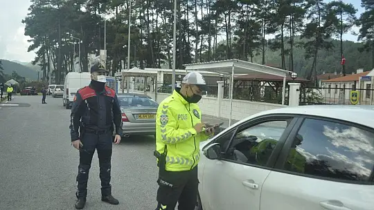 Marmaris'te yeni yıl öncesi trafik yoğunluğu yaşanıyor