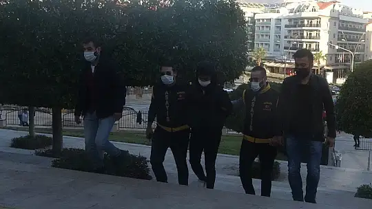 Babasını kalbinden bıçaklayıp öldürmüştü, tutuklandı
