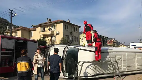 Fethiye'de otomobille minibüs çarpıştı: 2 yaralı
