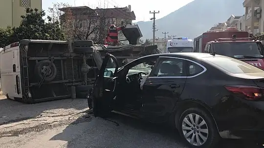  Fethiye'de otomobille minibüs çarpıştı: 2 yaralı