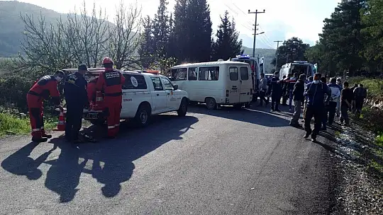 Seydikemer'de mezarlığın duvarına çarpan minibüsteki 2 kişi yaralandı
