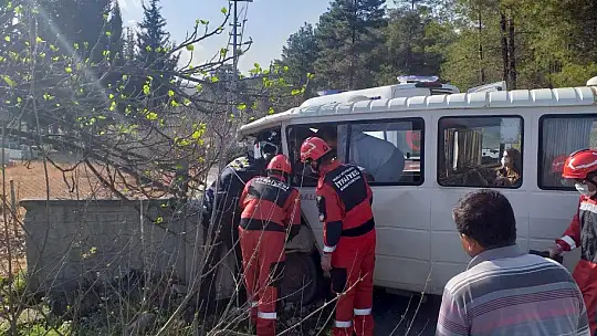 Seydikemer'de mezarlığın duvarına çarpan minibüsteki 2 kişi yaralandı