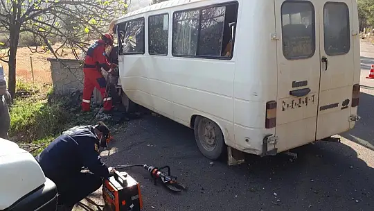 Seydikemer'de mezarlığın duvarına çarpan minibüsteki 2 kişi yaralandı