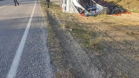 Seydikemer'de domates yüklü kamyon devrildi