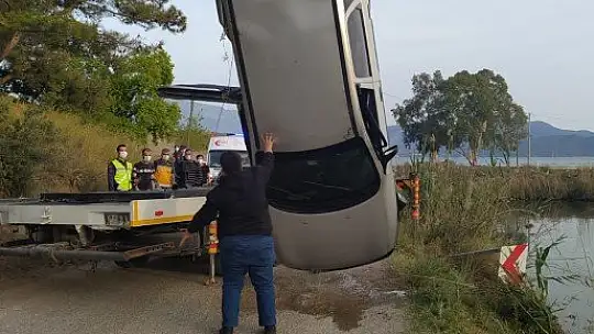 Dereye düşen otomobilin üstüne çıkarak yardım istediler