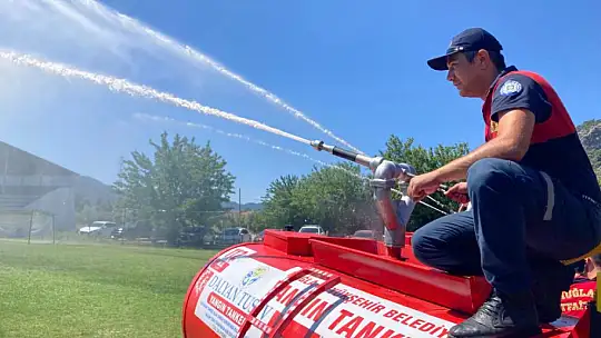 Dalyan TUSEV itfaiyeye ilk müdahale tankeri hibe etti