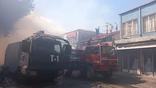 Korkutan yangın, iş yerleri zarar gördü