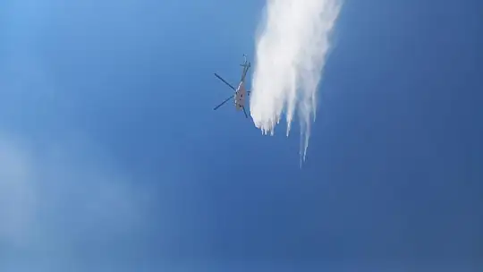 Korkutan yangın, iş yerleri zarar gördü