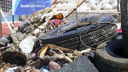 Denizden 1 saatte yarım ton çöp çıktı