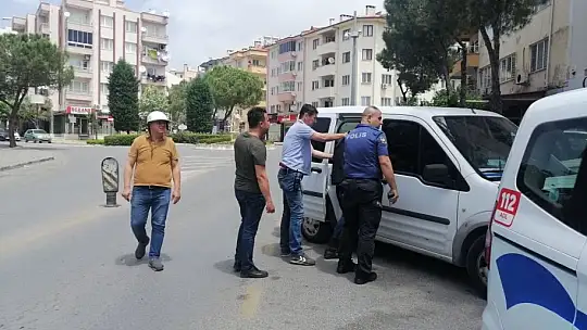 Ayakkabı hırsızları apartman sakinlerine yakalandı