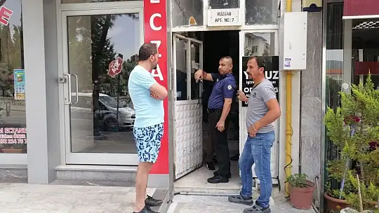 Ayakkabı hırsızları apartman sakinlerine yakalandı