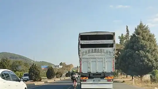 Aydın-Muğla karayolunda bisikletle tehlikeli yolculuk kamerada