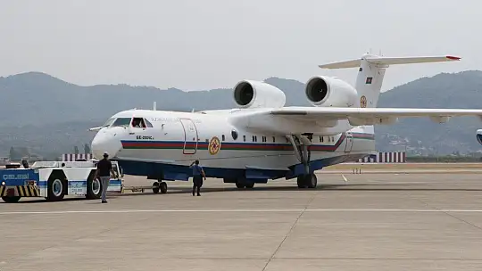 Azerbaycan'dan gelen amfibi yangın söndürme uçağı çalışmalara başladı