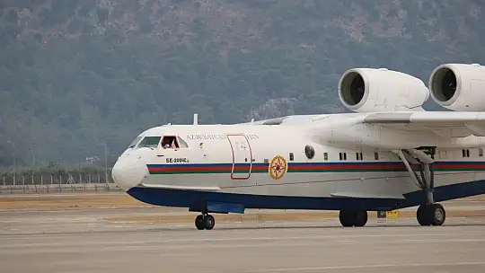 Azerbaycan'dan gelen amfibi yangın söndürme uçağı çalışmalara başladı
