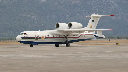 Azerbaycan'dan gelen amfibi yangın söndürme uçağı çalışmalara başladı