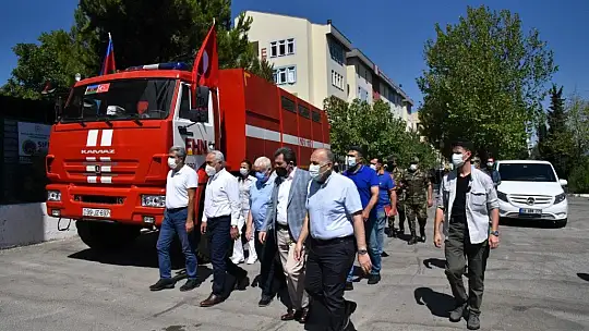 Azerbaycanlı ateş savaşçılarına Türk milli takım forması hediye edildi