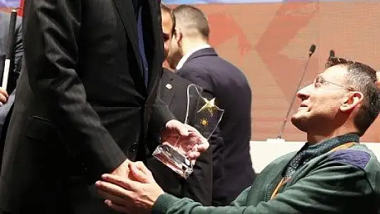 Azmi ile örnek oldu