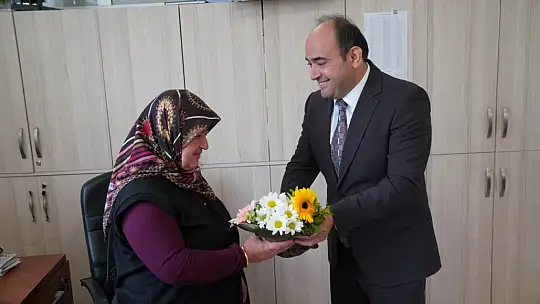 Başkan Akdenizli, Anneler Günü Vesilesiyle Çiçek Dağıttı