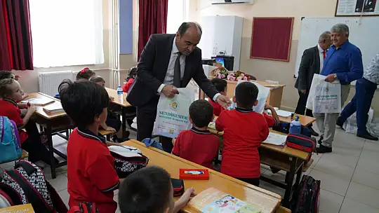 Başkan Akdenizli'den Öğrencilere Kırtasiye Desteği