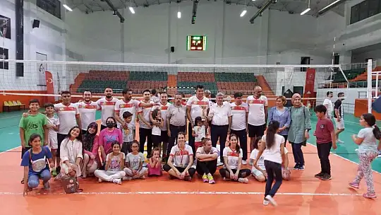Bahar Voleybol Turnuvası'nda Toparlar Ortaokulu şampiyon oldu