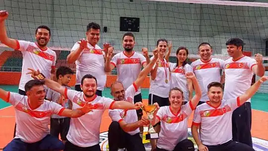Bahar Voleybol Turnuvası'nda Toparlar Ortaokulu şampiyon oldu