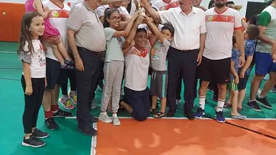 Bahar Voleybol Turnuvası'nda Toparlar Ortaokulu şampiyon oldu