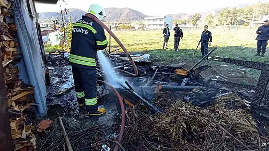 BAHÇEDEKİ ODUNLAR TUTUŞTU EV YANMAKTAN KURTULDU