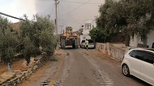 Bakan Ersoy yangın bölgesinde çalışmaları takip etti