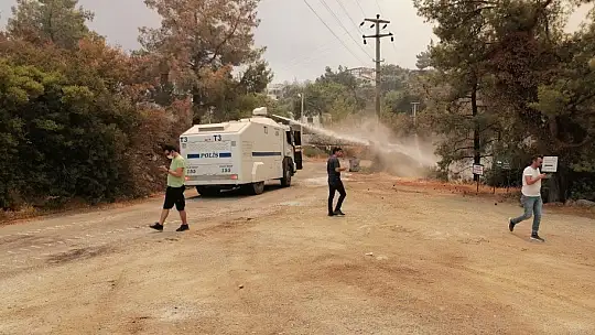 Bakan Ersoy yangın bölgesinde çalışmaları takip etti