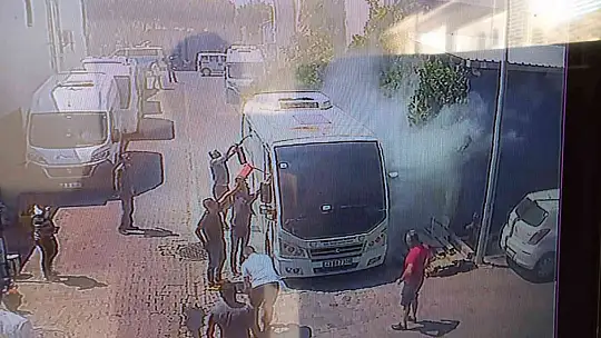 Bakıma getirilen minibüste yangın çıktı