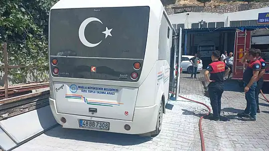 Bakıma getirilen minibüste yangın çıktı