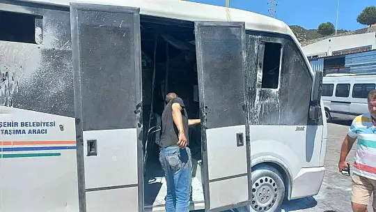 Bakıma getirilen minibüste yangın çıktı